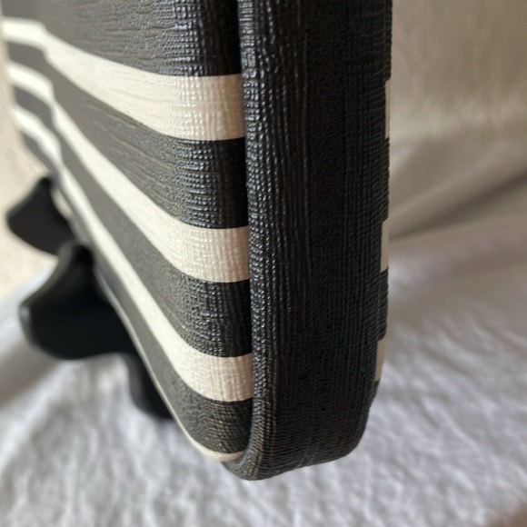 Kate Spade: Black/White Strip Computer Laptop Padded Zip Case/Sleeve - Picture 5 of 16
